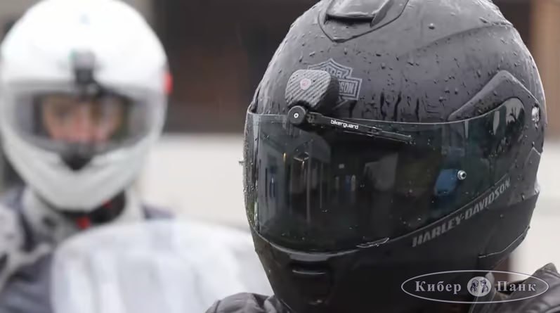 Новая технология для мотоциклистов: очистка визора в дождь