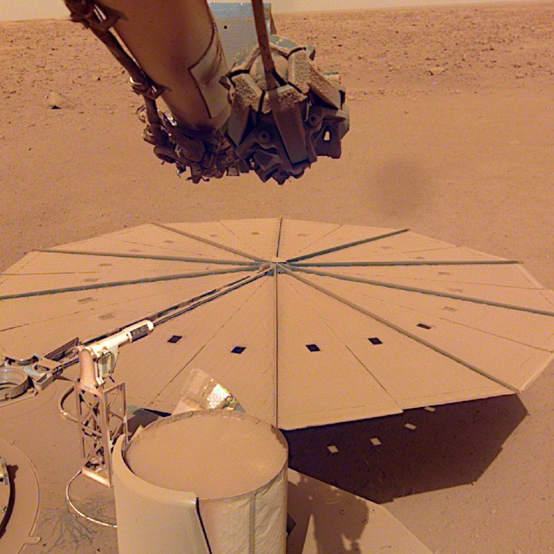 NASA исследует пылевое покрытие зонда InSight на Марсе
