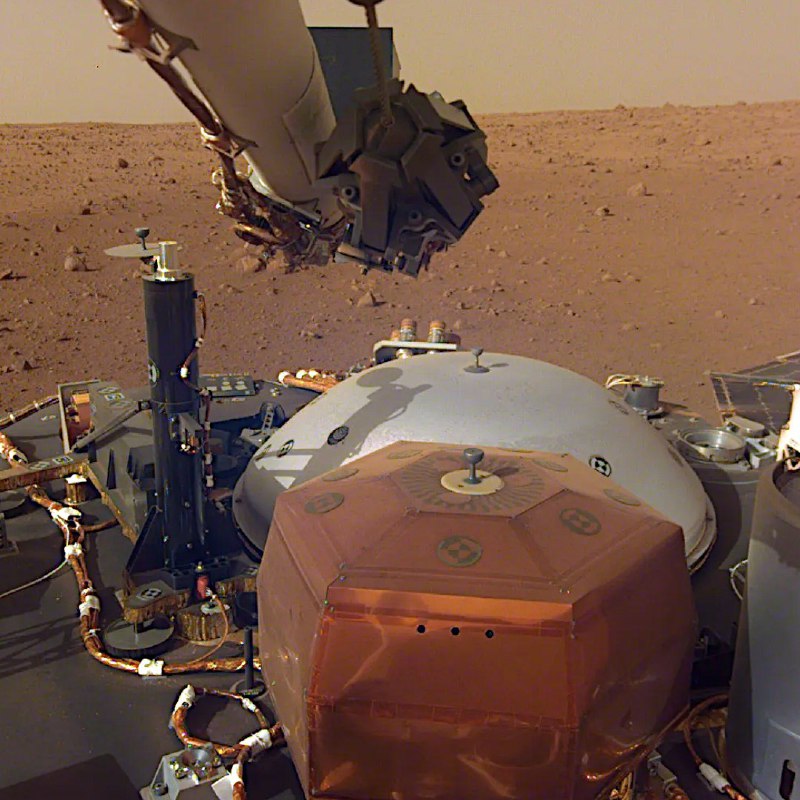NASA исследует пылевое покрытие зонда InSight на Марсе
