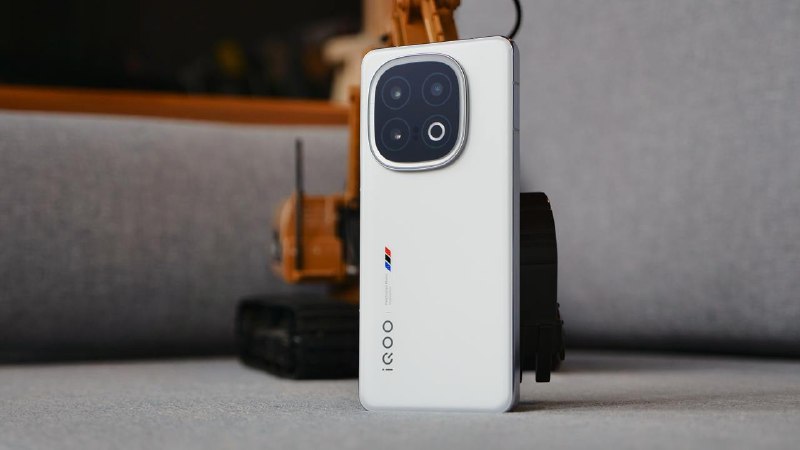 Представлен новый игровой смартфон iQOO 13 с высокой производительностью