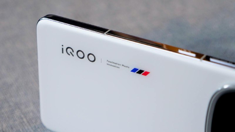 Представлен новый игровой смартфон iQOO 13 с высокой производительностью
