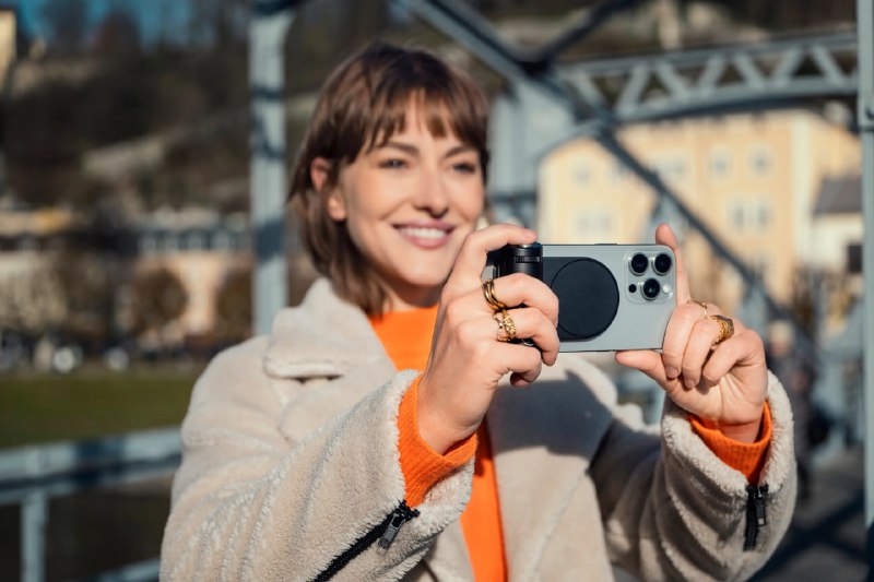 Новый аксессуар от Leica для улучшения мобильной фотографии