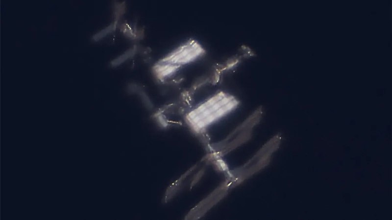 Уникальный кадр: любительский фотограф запечатлел астронавта в космосе