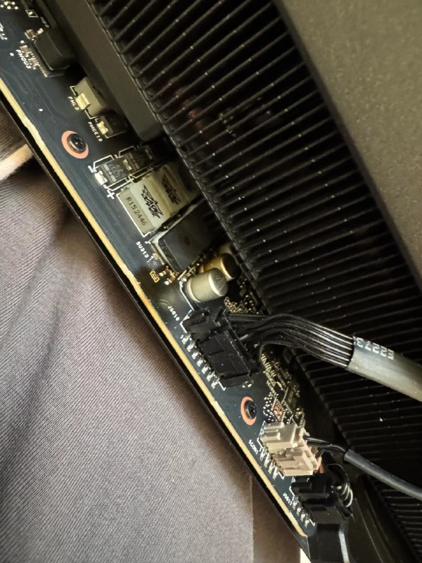 Неполадки видеокарты Asus ROG Astral RTX 5090: воспламенение во время работы
