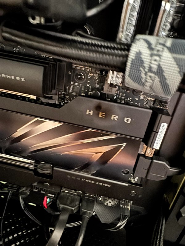Неполадки видеокарты Asus ROG Astral RTX 5090: воспламенение во время работы