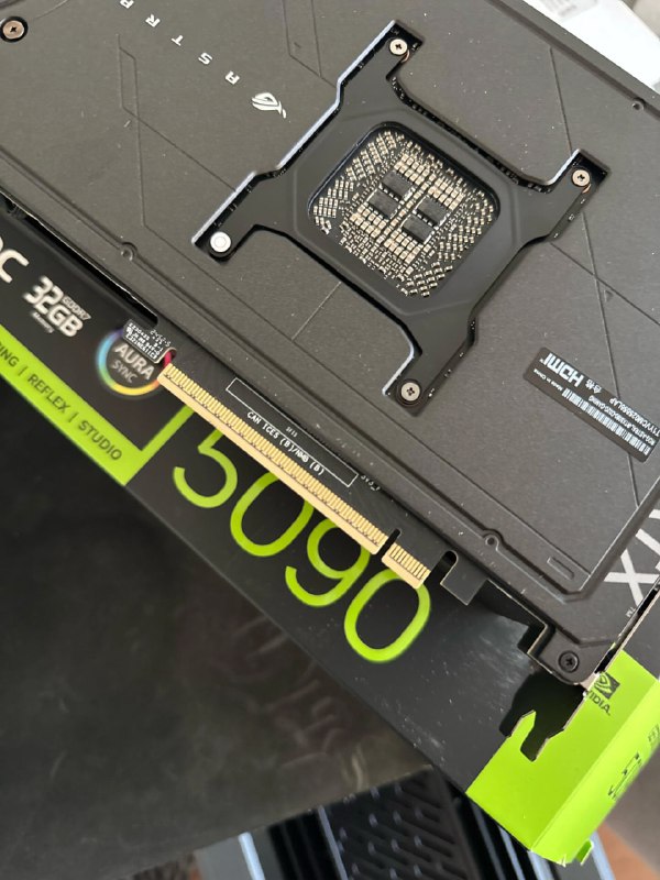 Неполадки видеокарты Asus ROG Astral RTX 5090: воспламенение во время работы