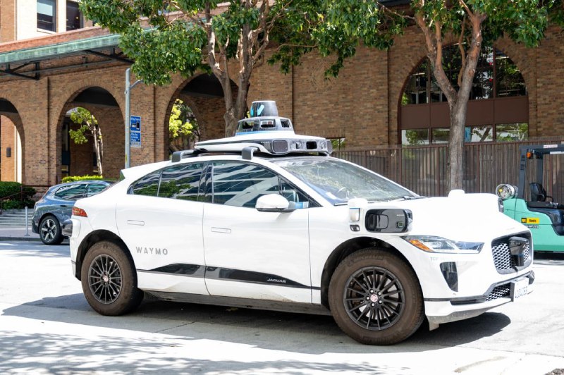 Проблемы робота-такси Waymo: нарушения парковки и человеческий фактор