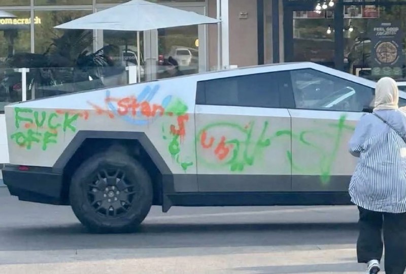 Tesla анонсировала бюджетную версию Cybertruck