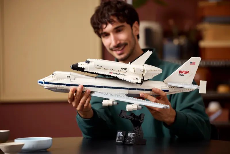 Лего представила масштабный набор с Boeing 747 и космическим шаттлом Enterprise