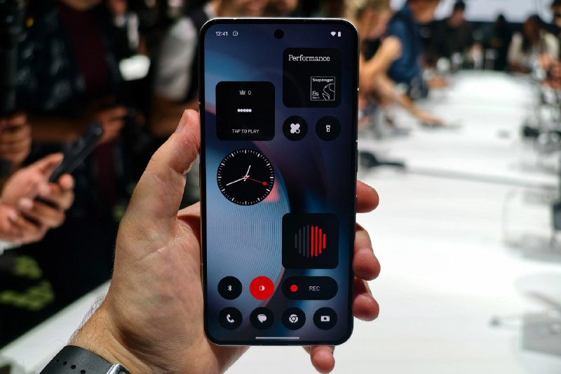 Nothing представила новый флагманский смартфон Phone 3 и первые наушники Headphone 1