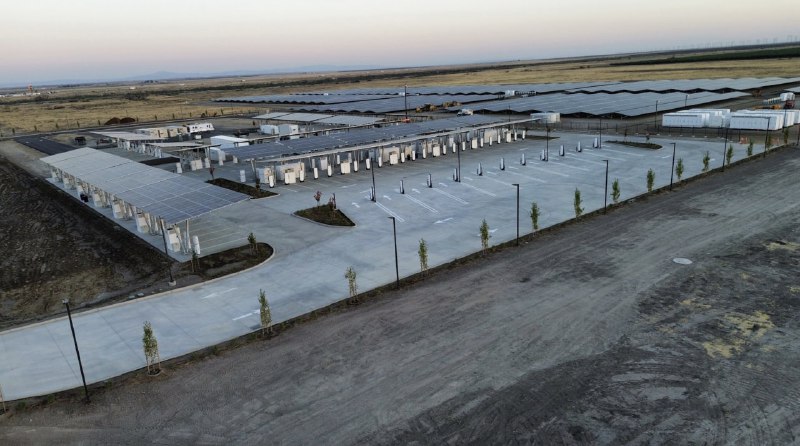 Tesla создала автономную солнечную зарядную станцию в Калифорнии