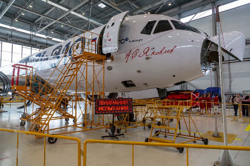 Испытания российского пассажирского самолета МС-21-310 с новой электроникой