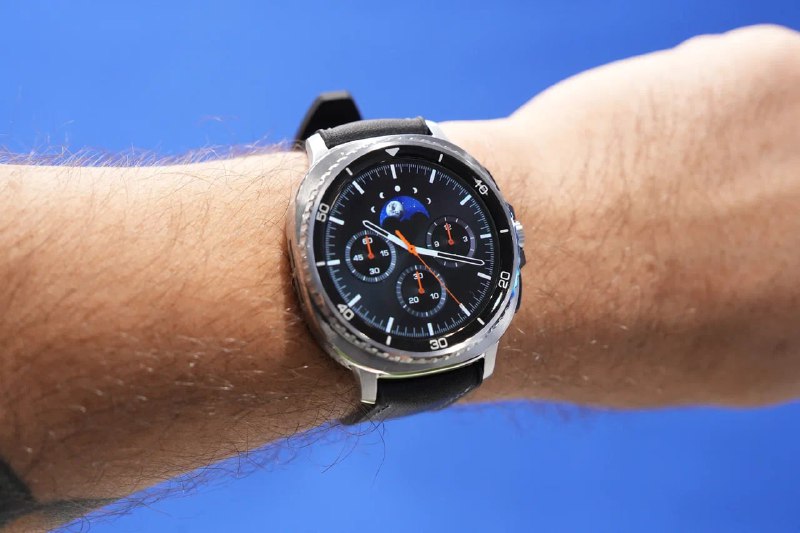 Samsung представила новые умные часы Galaxy Watch с вращающимся безелем и расширенными возможностями