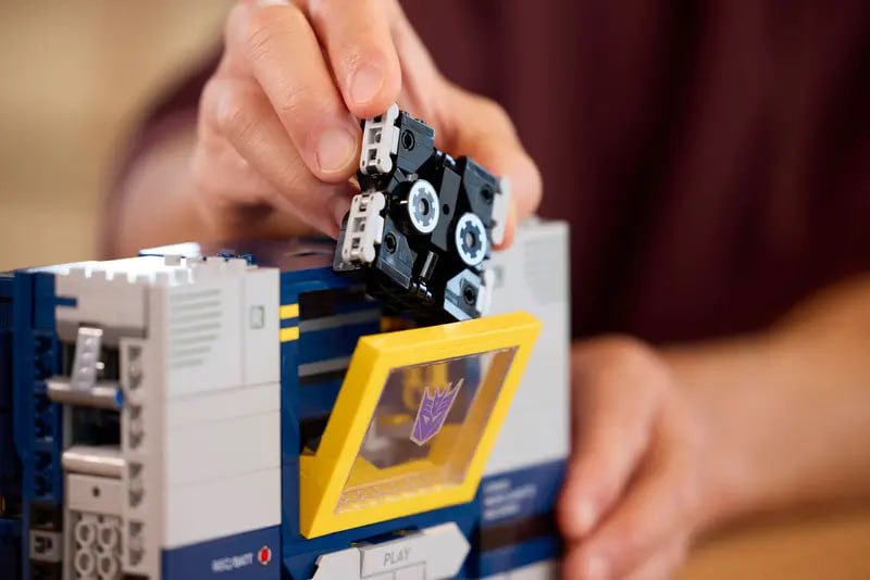 LEGO представила детализированный набор с трансформирующимся Soundwave из Трансформеров