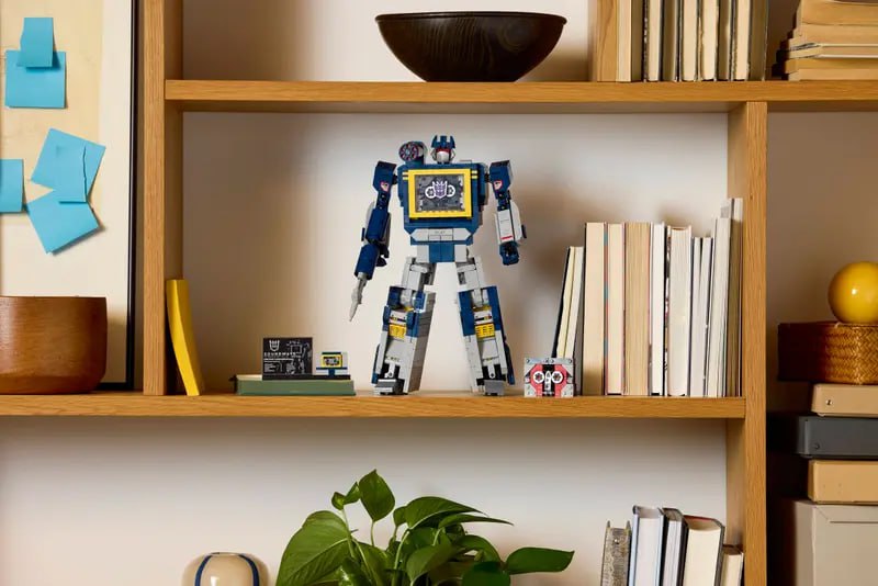 LEGO представила детализированный набор с трансформирующимся Soundwave из Трансформеров