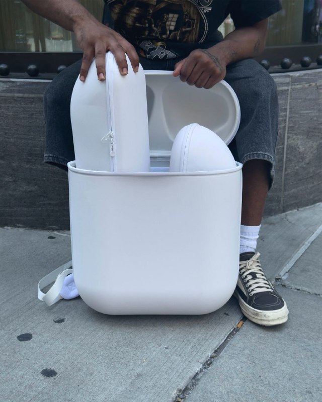 Огромный дизайнерский рюкзак в стиле кейса Apple AirPods